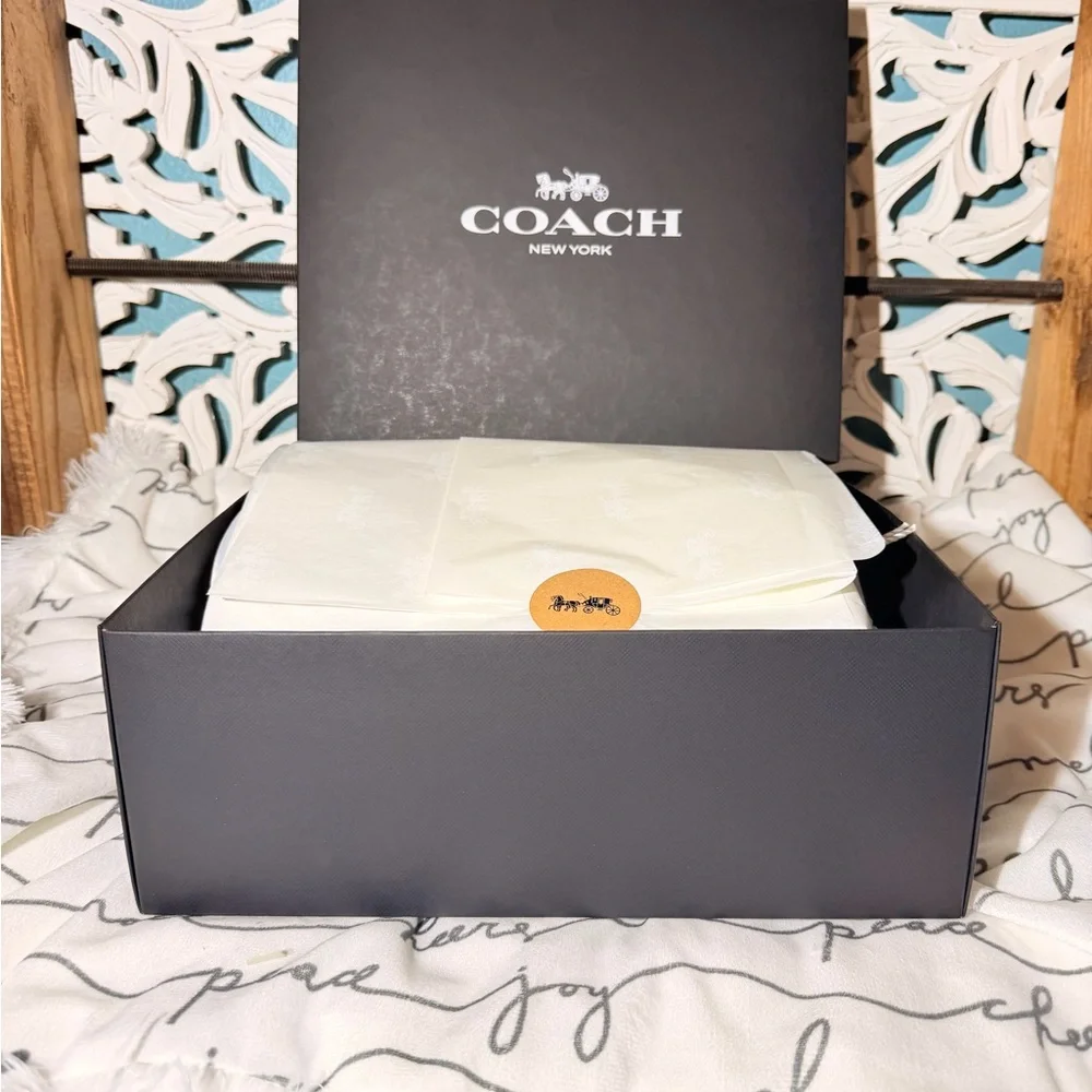 Coach compass 25 in loved leather
